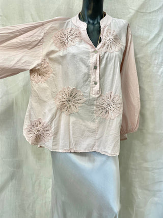 Blus med paljettblomma